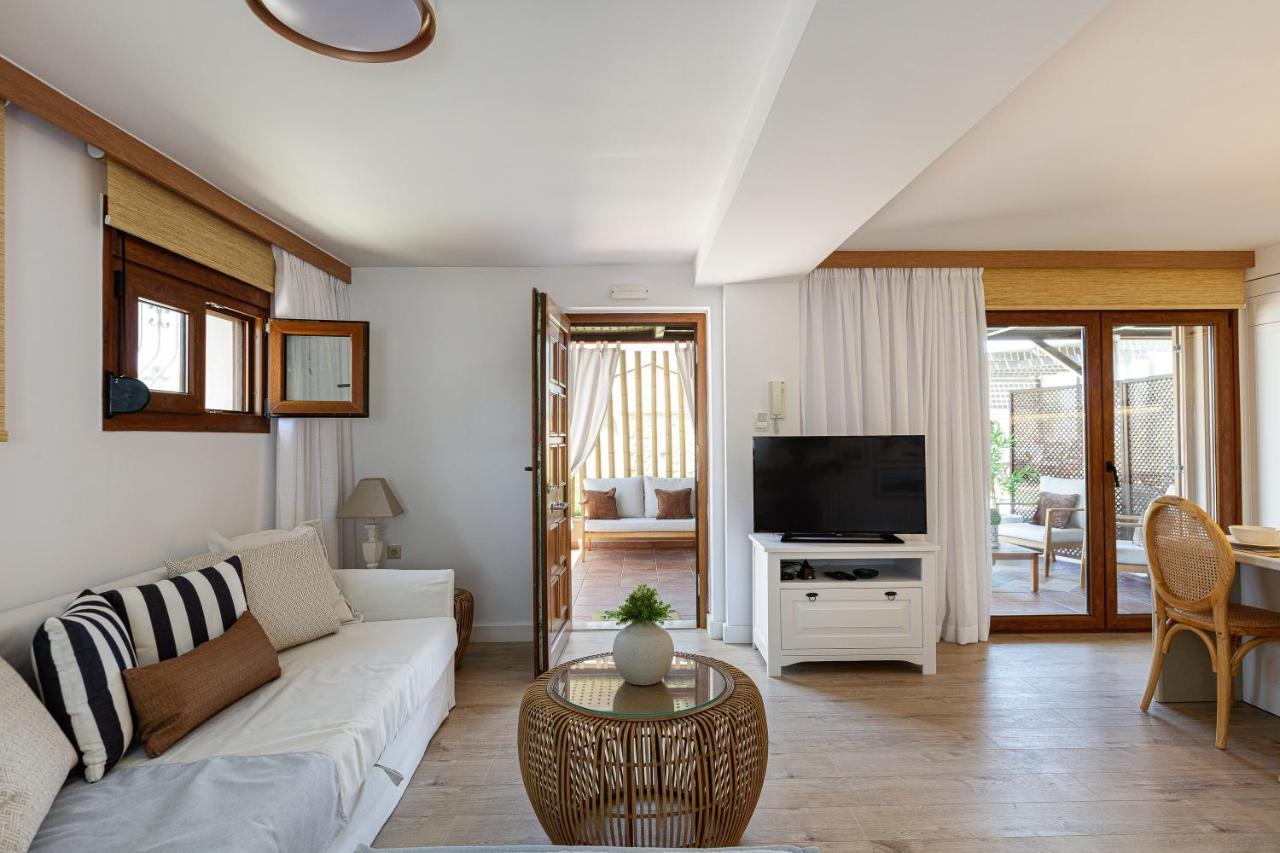Villa Seashell -Wonderful Newly Renovated Villa On The Beach Galatás 외부 사진